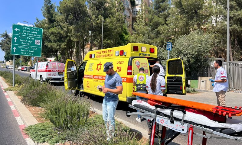 ירושלים: הולך רגל כבן 60 נפגע מרכב, מצבו קשה
