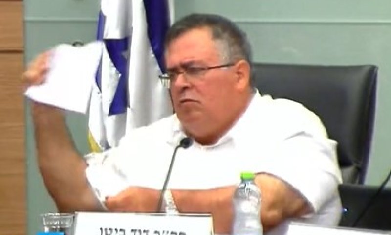 סערה בוועדה: דוד ביטן קרע את הצו של מירי רגב. צפו