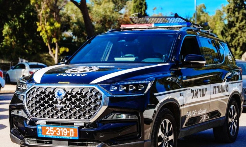 קשישה אותרה ללא רוח חיים ברחובות; בנה מתבצר בדירתה