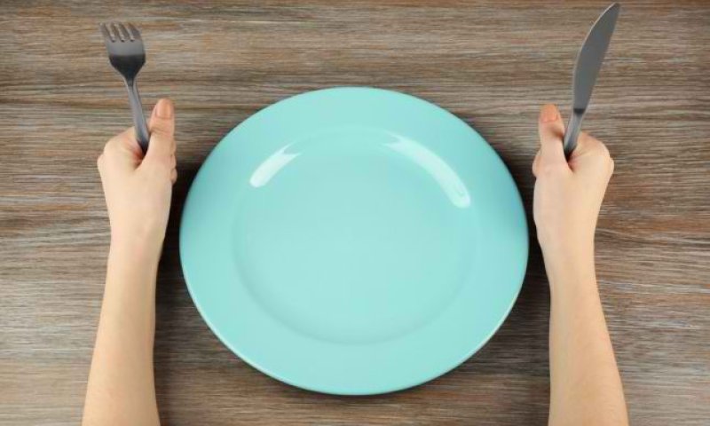 בלי קפה והרבה מים: כך תפתחו נכון את הצום