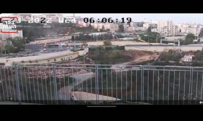 צפו בתיעוד: רגע הנחת המטען מהפיגוע בירושלים