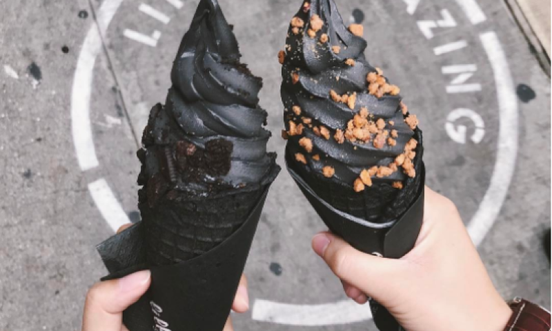 הזוי אבל להיט: גלידה שחורה- שמלבינה שיניים