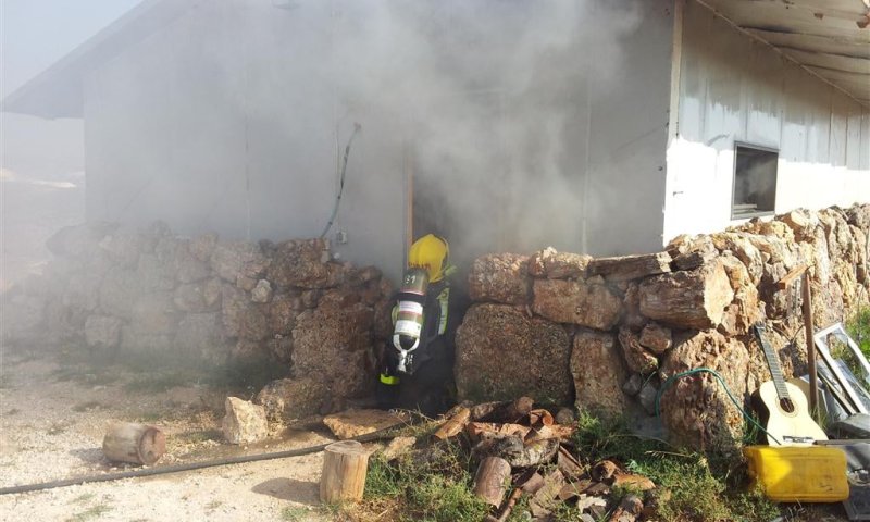 ערבים הציתו בית בחוות גלעד; המתנחלים זועמים