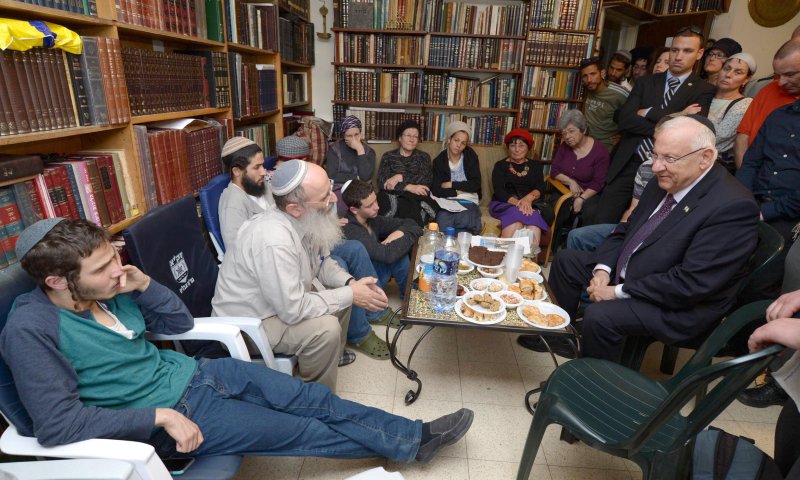 צפו: הנשיא מנחם את משפחת שלום שרקי הי"ד