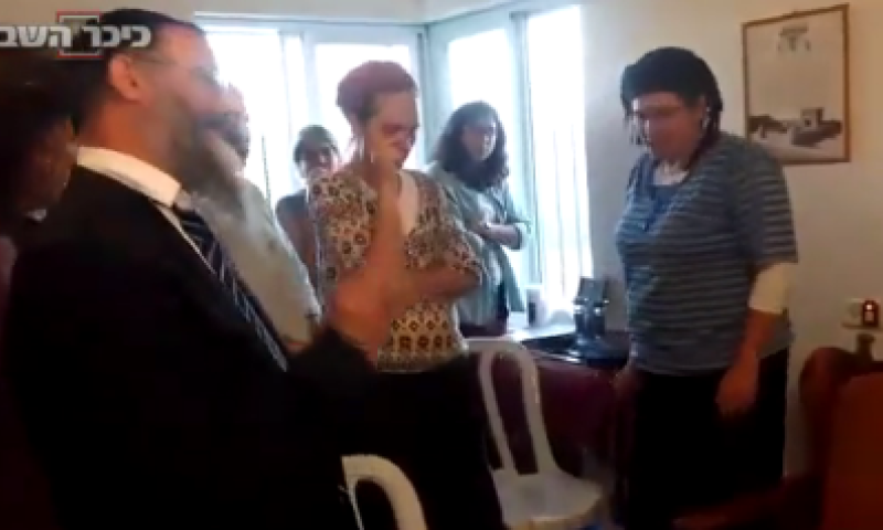 מרגש: הרב ששכל את בנו ניחם את הורי הנרצחת