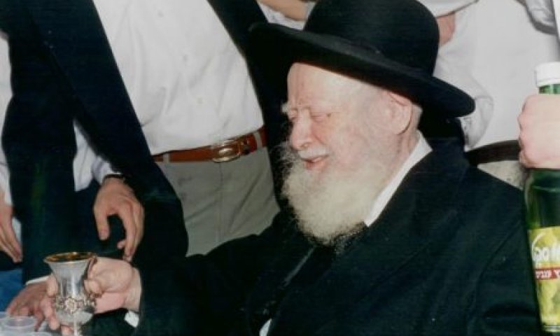 'צריך דף יפה': 10 סיפורים מרתקים על הרב שפירא