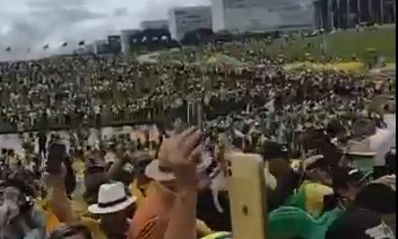 אלפי תומכי בולסונרו פרצו לבניין הפרלמנט | תיעוד