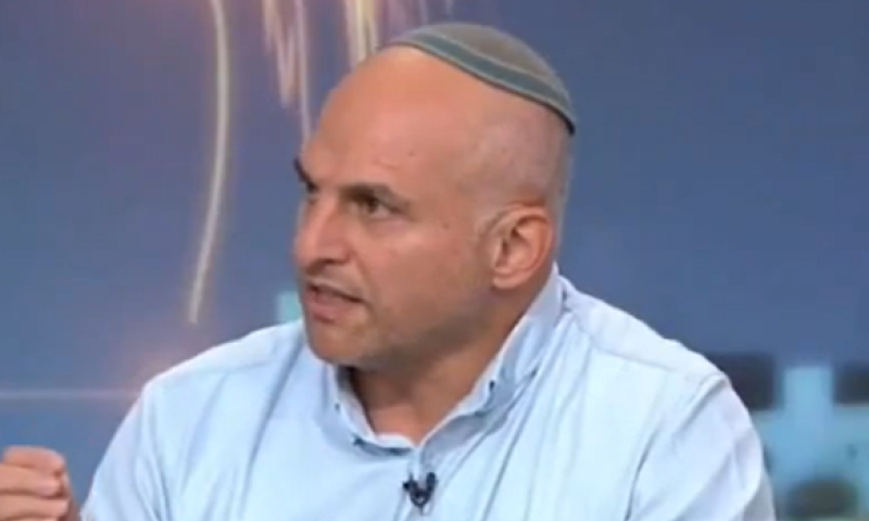 הח"כ לשעבר בעימות עם אב שבנו חטוף: "אין לך רגישות"