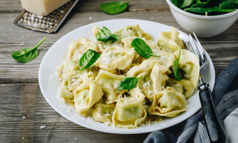 נמאס לכם מהשגרה? מתכון לרביולי ברוטב מפתיע