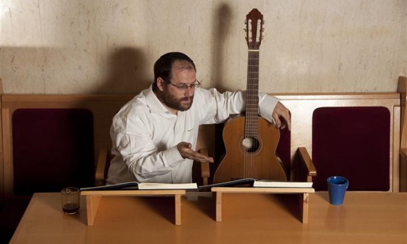 על ידי ניגון: אהרון רזאל שר לכבוד ר' נחמן מברסלב