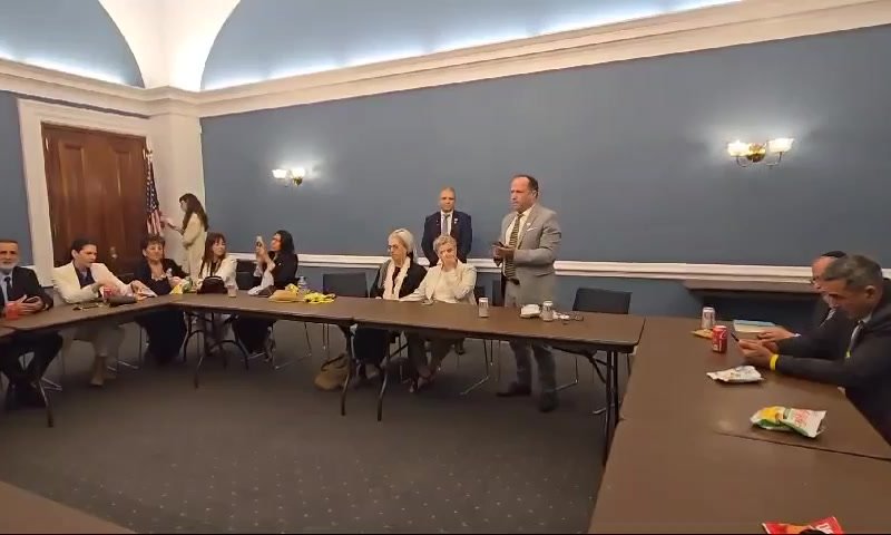 משפחות החטופים בשירה מרגשת לפני הנאום בקונגרס