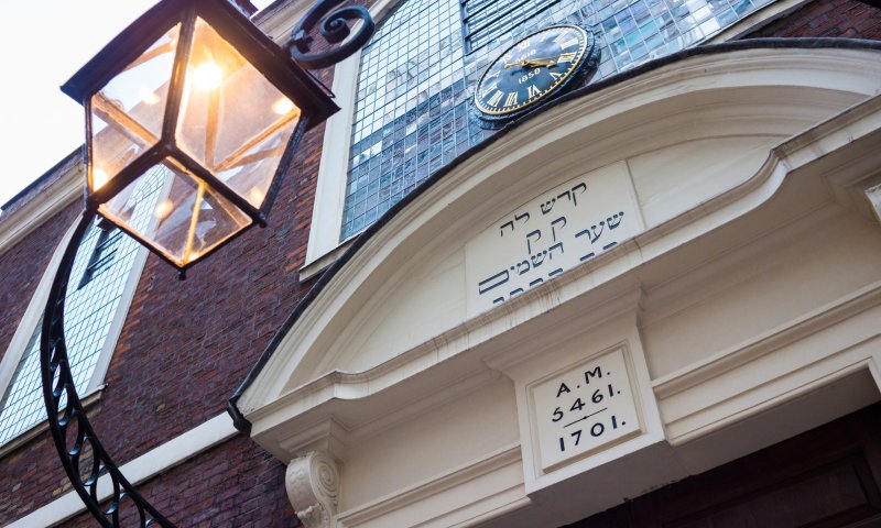 הרב הראשי הורה: כל בתי הכנסת בבריטניה ייסגרו