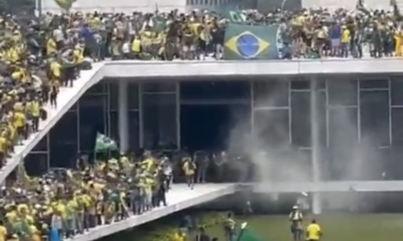 &rdquo;פשיסטים פנאטים&rdquo;: מאות עצורים בברזיל, ביידן גינה