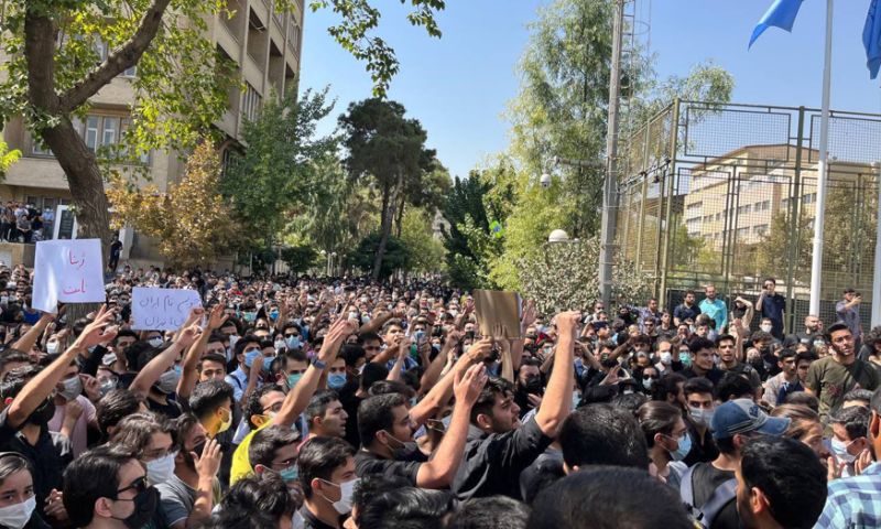 מחאת החיג'אב מתרחבת: עשרות הרוגים באיראן