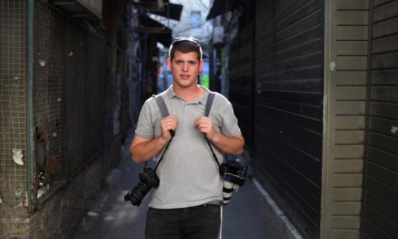 אלימות נגד צלם סרוגים: "יא מלשין, נגיע אליך"