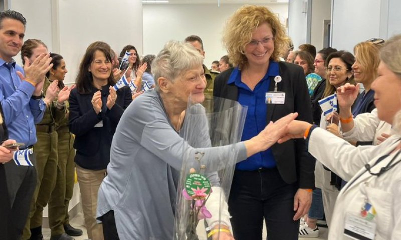 עשרות הריעו לה: יפה אדר בת ה-85 השתחררה לביתה