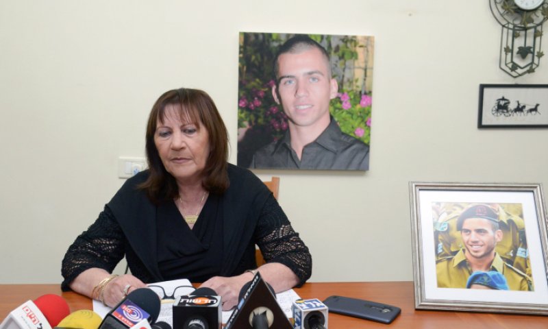 אמו של אורון שאול: "לא אתן שיהפכו אותך לרון ארד"