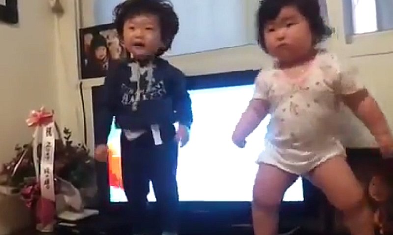 רקדנית מלידה: התינוקת הקוריאנית שהדהימה את הרשת