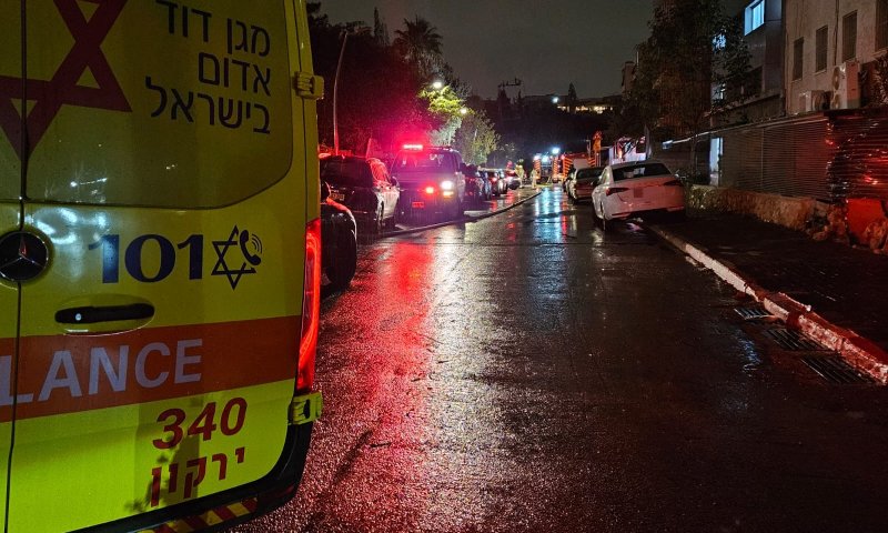 שריפה בהרצליה: גבר בן 50 במצב קשה אחרי שנלכד בדירה בוערת