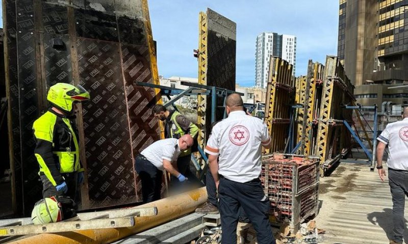 פועל נהרג בנפילה מגובה באתר בנייה בתל אביב