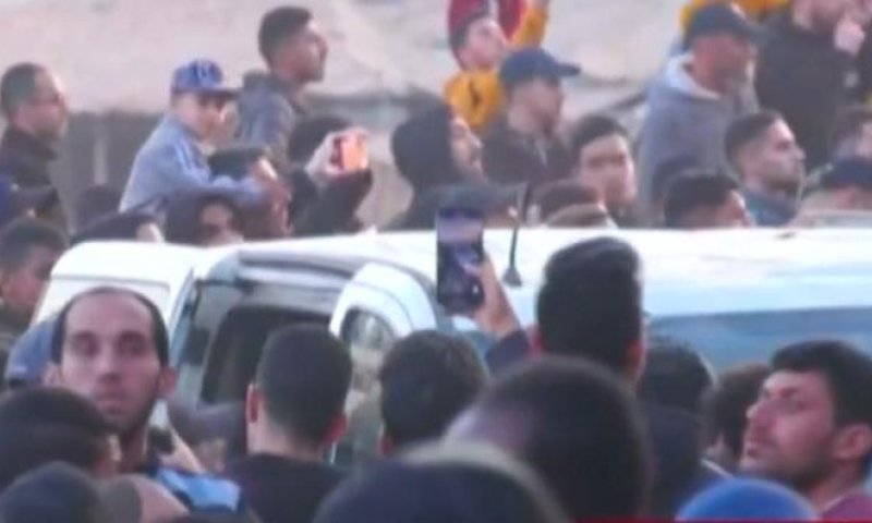 צמאי דם: עשרות עזתים מתקהלים סביב רכב החטופות