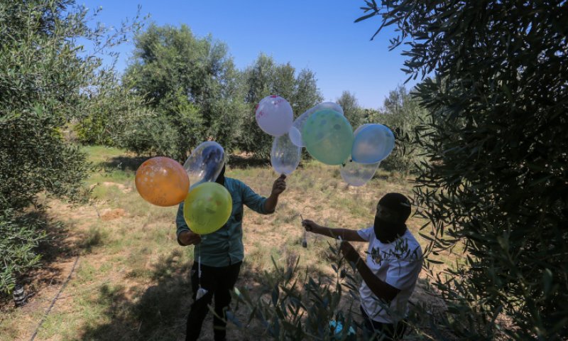 בתגובה לבלוני התבערה: צה"ל תקף ברצועת עזה