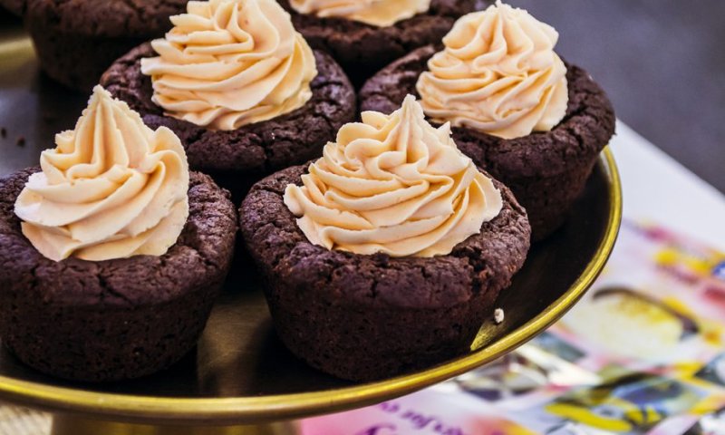 גאוני: קאפקייקס שוקולד מ-3 מרכיבים בלבד. צפו