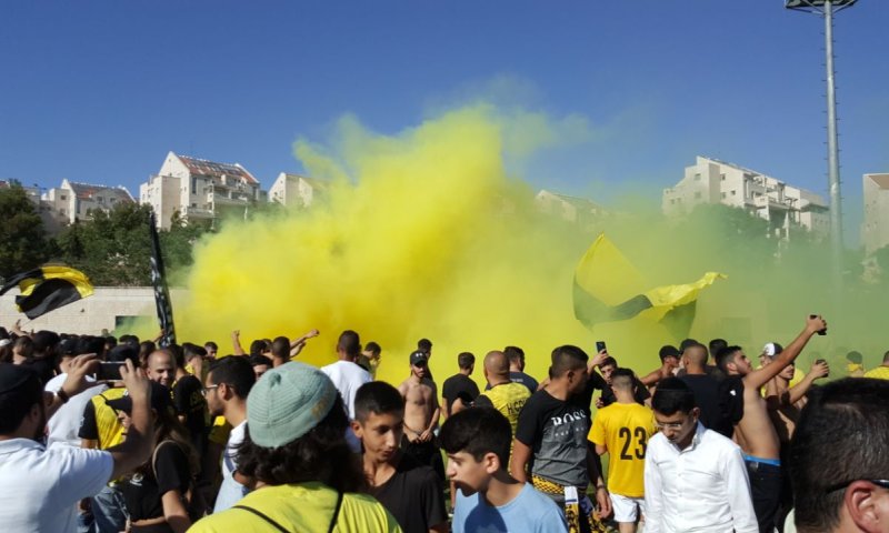 צפו: אוהדי בית"ר ירושלים בקבלת פנים לשחקנים