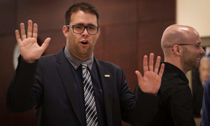 עושה שמח: אורן חזן שר "משנכנס אדר" בכנסת