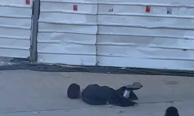 אלימות קשה: שוטר תועד מטיח מבוגר בהר מירון. צפו