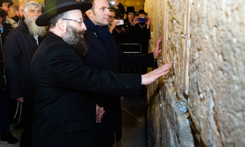 "מרגיש את הקדושה": ביקור ראשון של נשיא צרפת בכותל