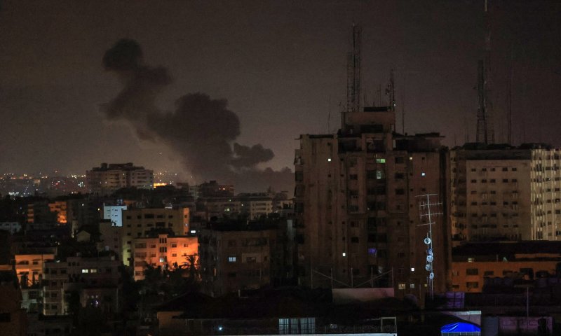 בתגובה לירי הרקטות: צה"ל תקף מחסנים של חמאס