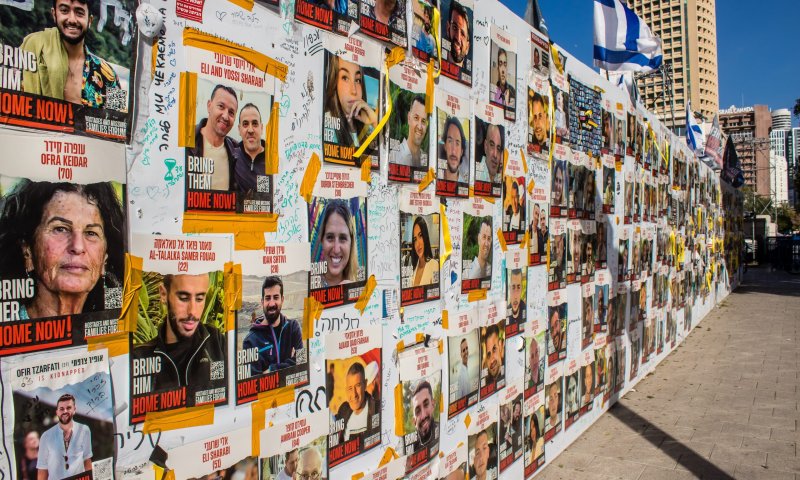 החטופה ששוחררה בנובמבר: "ראיתי את ביבס וקלדרון במכלאות"