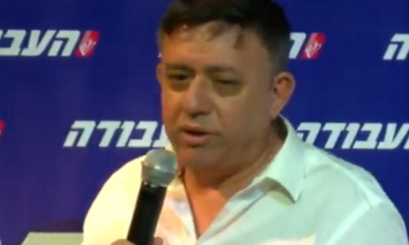 גבאי באמירה תמוהה: 'לילד חרדי אסור לגעת באמא שלו'