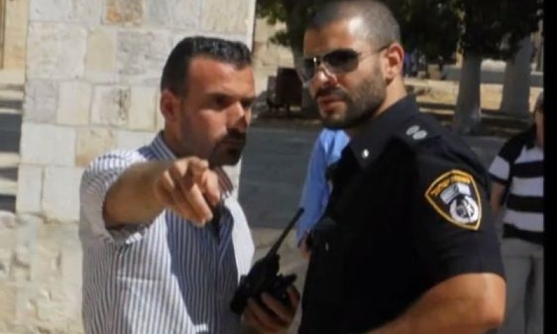 צפו: אנשי וואקף מחלקים הוראות לשוטרים בהר הבית