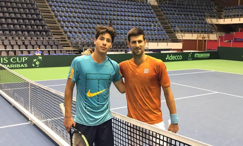 נגע בפסגה: ישי עוליאל שיחק עם מכונת הטניס