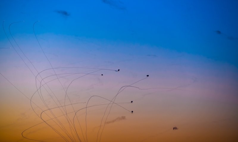 תמונת היום: תיעוד מרהיב של יירוט רקטה בשקיעה