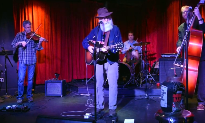 באמצע ההופעה: הזמר מת על הבמה