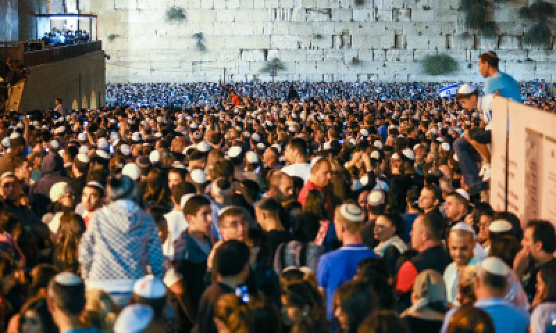 בחצות: בני עקיבא מארגנת תפילה המונית בכותל המערבי