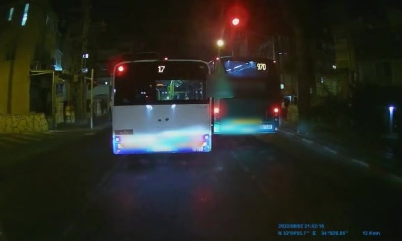 צפו: אוטובוס חוצה ברמזור אדום בבני ברק