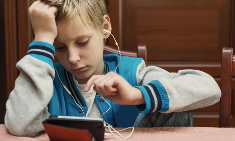 הרב גורדין: ילד בכיתה ח' לא צריך סמארטפון