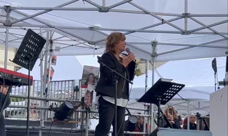 100 יום למלחמה: שולה חן מבצעת את 'בוא הביתה'