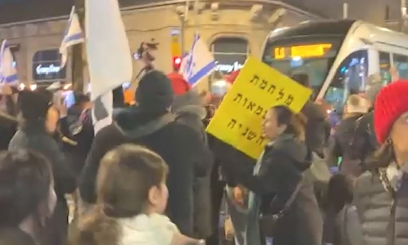 צפו: מפגיני השמאל חסמו את הרכבת הקלה והתפרעו