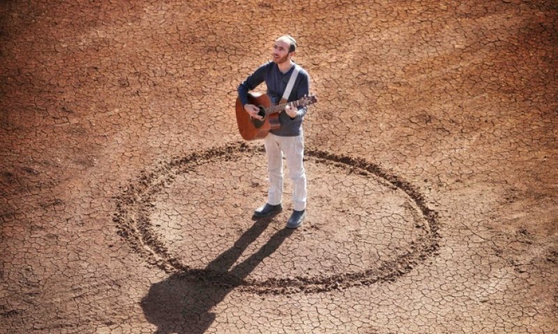 מתפלל לגשם: יוחאי בן אב"י בסינגל חדש וחורפי&bull; צפו