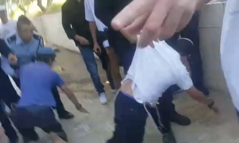 עימותים בין שוטרים לנערים שהשתחוו בהר הבית. צפו