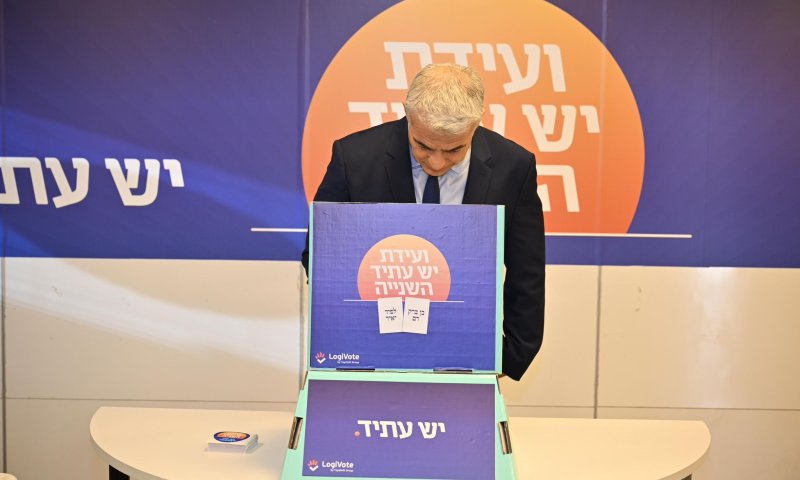 יאיר לפיד הצביע: "נצא מפה יותר מאוחדים"