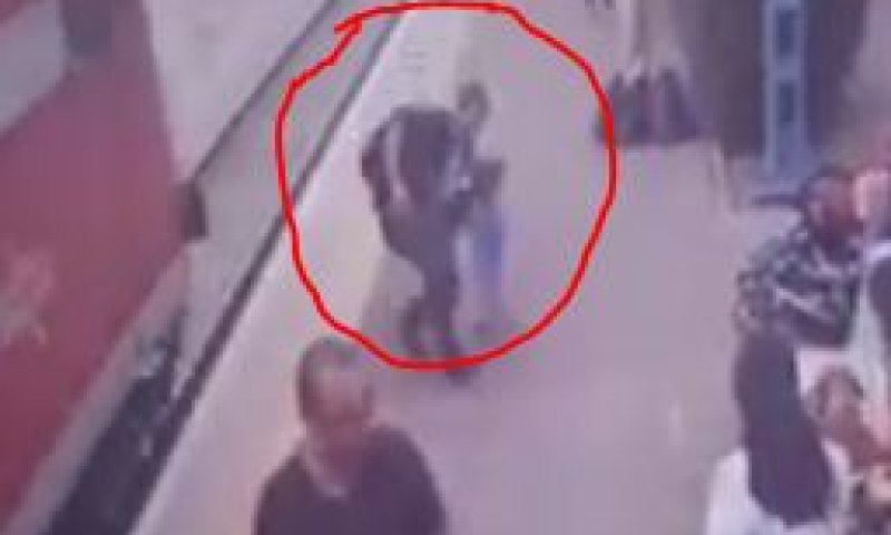 הציל תינוקת שרצה למסילה רגע לפני הגעת הרכבת. צפו