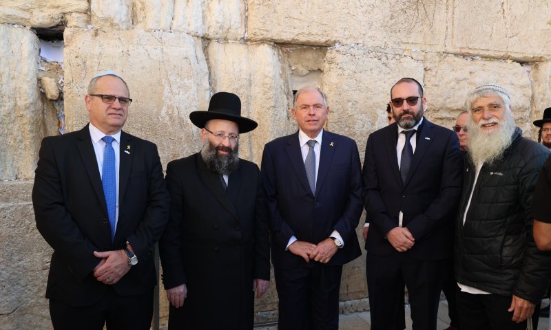 "מרגש וייחודי": שר החוץ של ארגנטינה ביקר בכותל המערבי