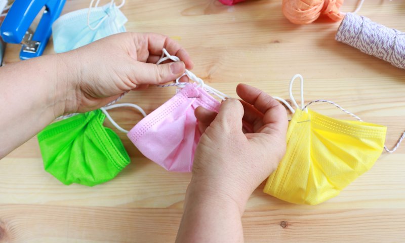 סוכות בצל קורונה: כך תכינו קישוטים לסוכה ממסכות