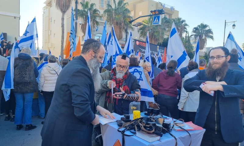 תפילין בכתום: אלפים מניחים תפילין לזכר משפחת ביבס